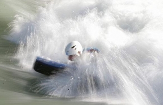 In den Whirlpool springen 